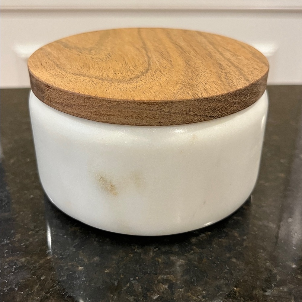 Cork & Mill White Marble Salt Cellar with Acacia Wood Lid and Spoon - Picture 7 of 14
